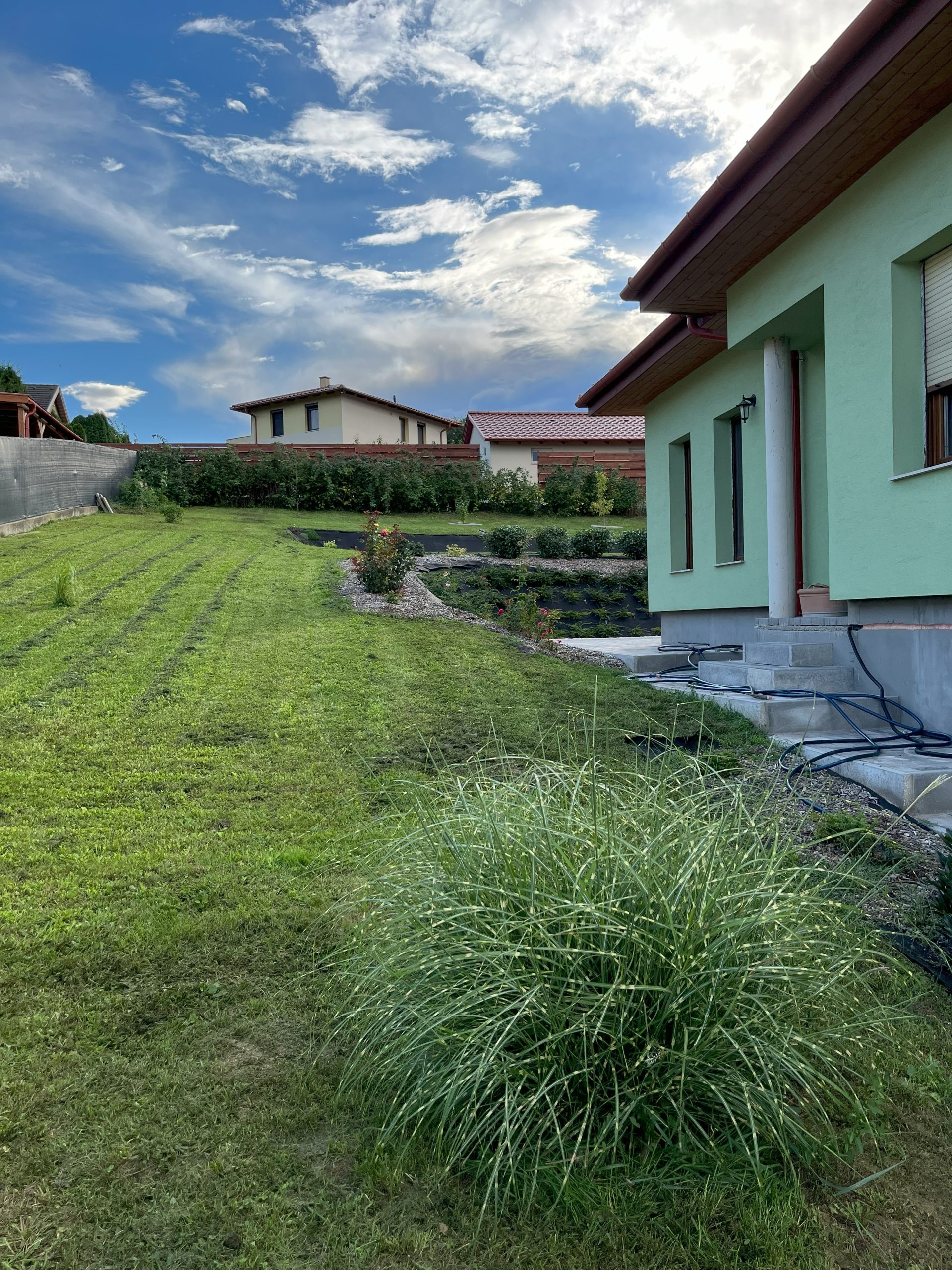 fűnyírás, kert rendben tartása, metszés, mulcsozás