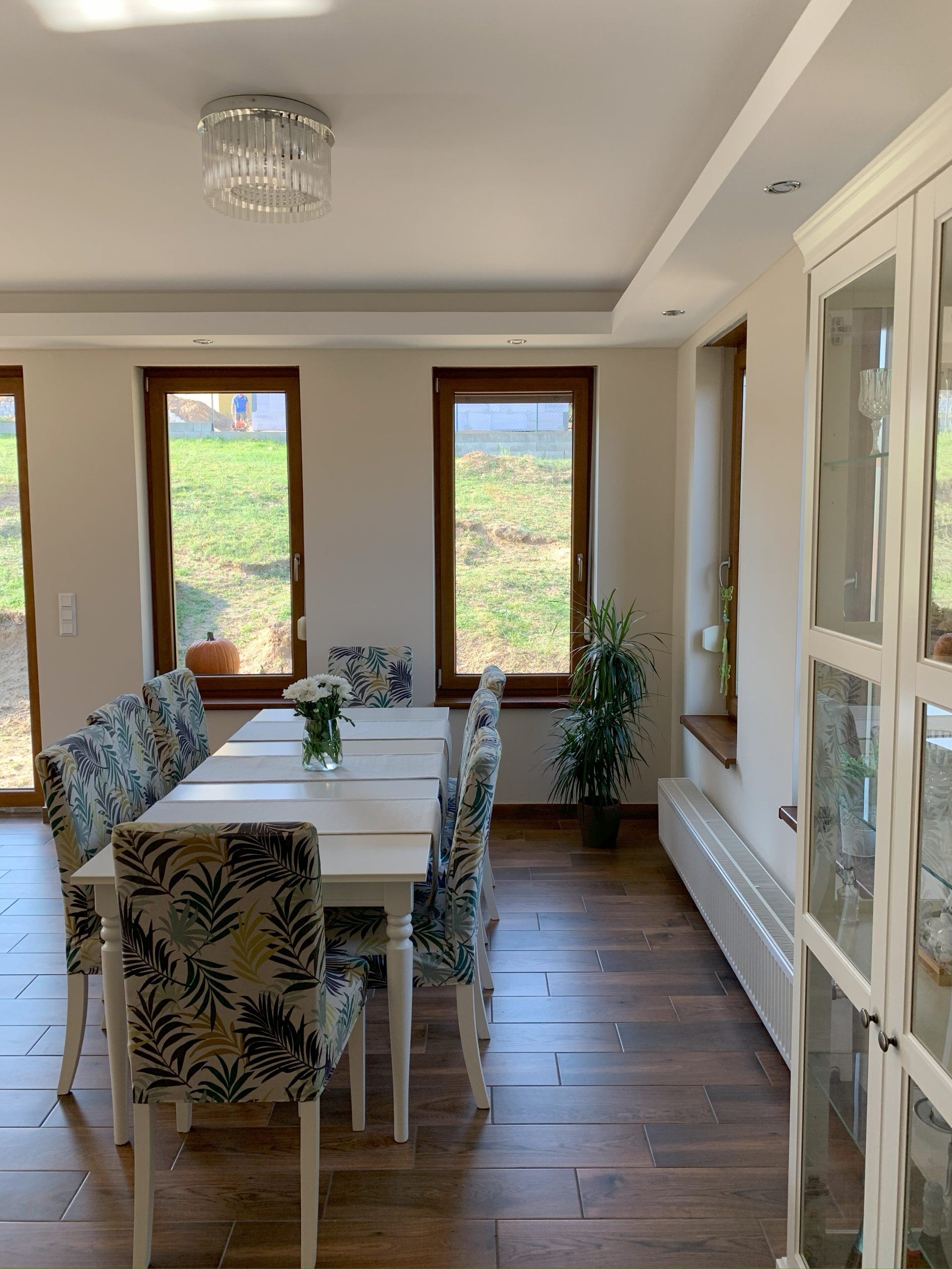 étkező asztal és székek összeszerelése