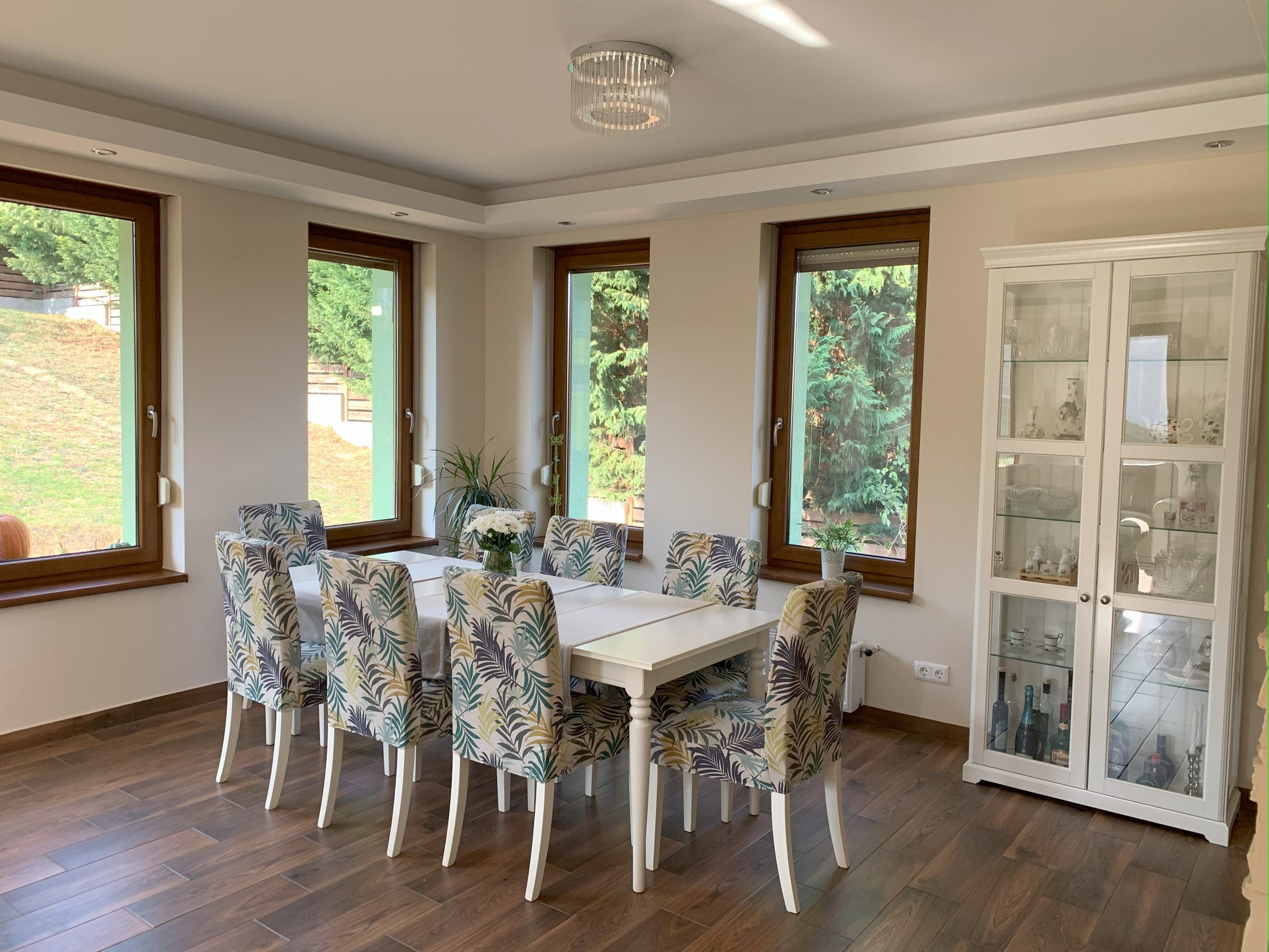 tálaló szekrény összeállítása, étkező asztal összeállítása