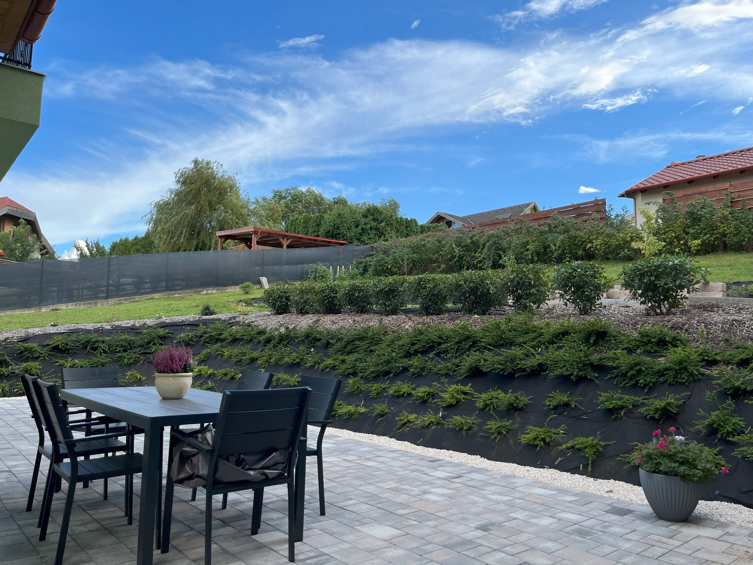 terasz kialakítása, térkövezés, rézsű növényekkel betelepítése