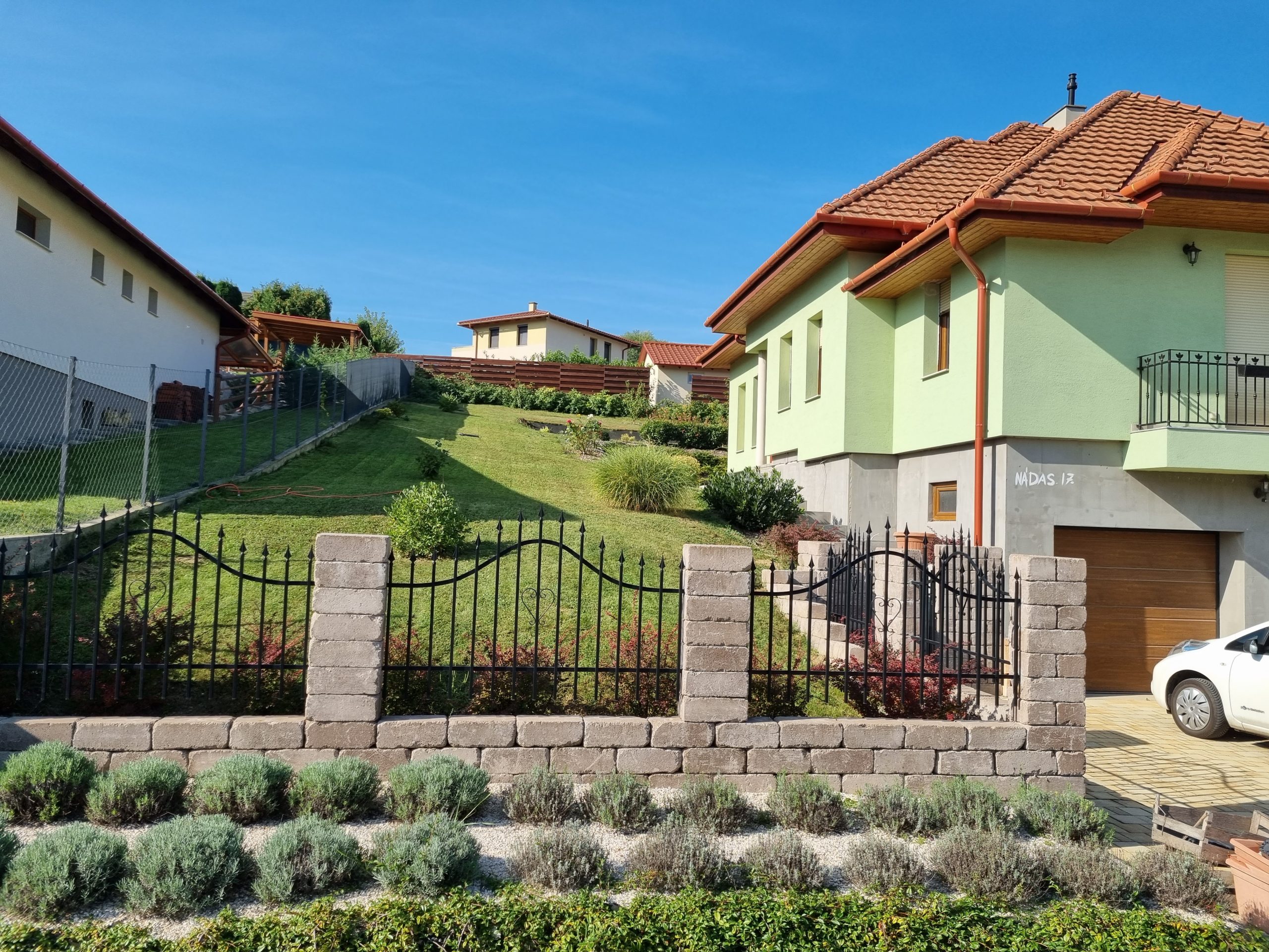 Kerítés szép kerttel