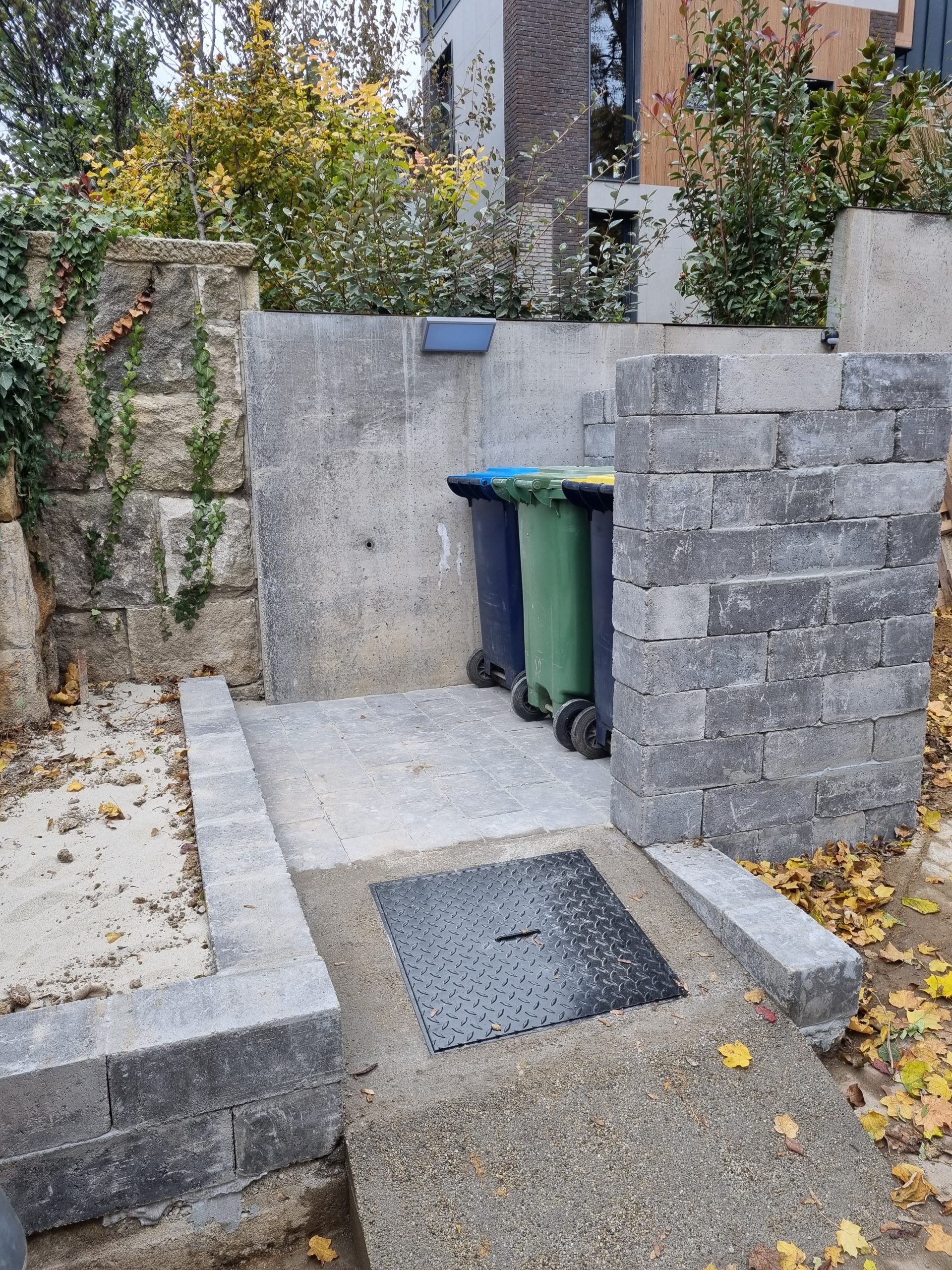 Régi kukatároló kialakítása, betonozás, blokkelem építés, vízóra aknafedél csere