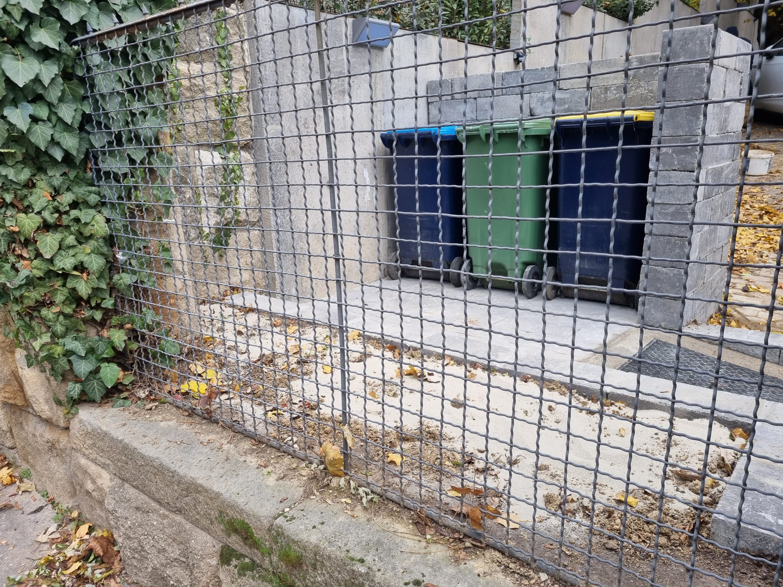 Társasházi kukatároló építése Barabás blokkelemből